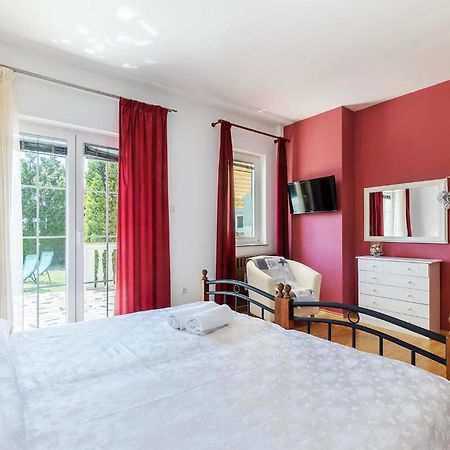 2 Bedroom Beautiful Apartment In Valtura Esterno foto